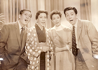 チャッカリ夫人とウッカリ夫人』3代目出演者。右より本郷秀雄、淡島千景、久慈あさみ、佐野周二(東宝映画『チャッカリ夫人とウッカリ夫人・夫婦御円満の巻』/昭和31年)画像